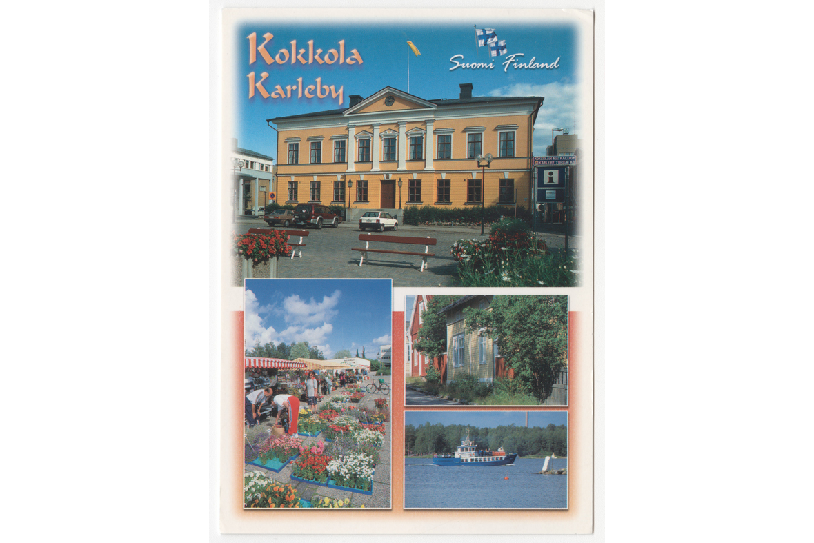 Pystymallinen postikortti, jossa on ylhäällä kuva keltaisesta isosta rakennuksesta, alhaalla torista, puutaloista ja merimaisemasta, ylhäällä tekstinä Kokkola Karleby, Suomi Finland.