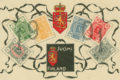 Vaakamallinen postikortti, jossa on keskellä ylhäällä Suomen vaakuna, alla niin sanottu surumerkki, näitä sekä niiden ympärillä olevia erivärisiä postimerkkejä yhdistävät mustat nauhat, kaiken päällä numerot 1901.
