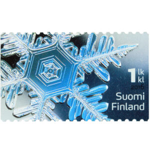 Vaakatasoinen postimerkki, jossa on sinelehtivä sävyinen lumihiutaleen mallinen jääkide tumman ja vaalean liukuvärisellä pohjalla. Oikealla merkintänä yksi, numeroin, lk kl ja Suomi Finland valkoisella. Vuosiluku 2016 on näiden väliin merkitty mustalla tummaa pohjaa vasten.